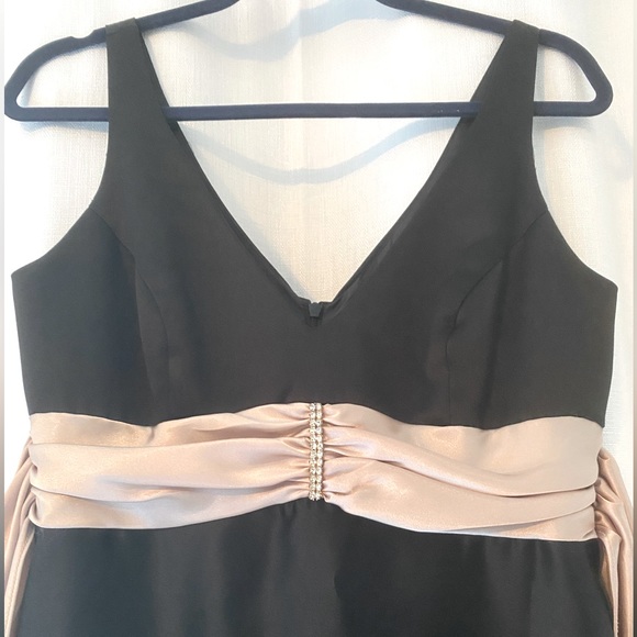 Formal dress - Picture 4 of 4